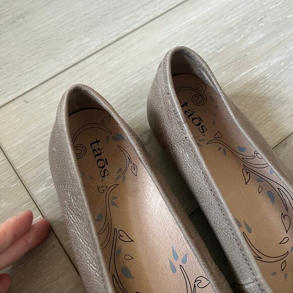 Taos 'Rascal' Women's 6 Round Toe Comfort Flat Pewter Tan Orthotic Walking Shoe - Picture 5 of 7